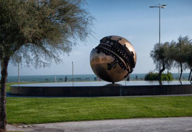 PESARO, İtalya - 6 Ağustos 2021: The Big Sphere A Pomodoro, Pesaro, İtalya