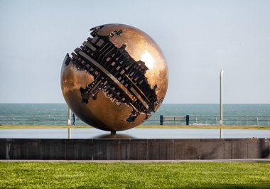 PESARO, İtalya - 6 Ağustos 2021: The Big Sphere A Pomodoro, Pesaro, İtalya