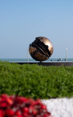 PESARO, İtalya - 6 Ağustos 2021: The Big Sphere A Pomodoro, Pesaro, İtalya