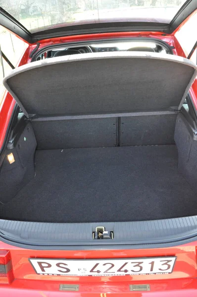 Pesaro - İtalya - 13 Şubat 2020: Yaşlı Opel Calibra