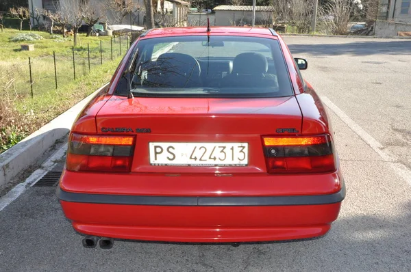 Pesaro Italien Februar 2020 Gammel Ung Opel Calibra - Stock-foto