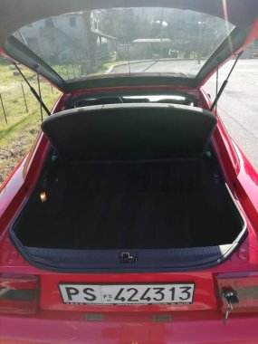 Pesaro - İtalya - 13 Şubat 2020: Yaşlı Opel Calibra