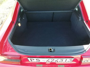 Pesaro - İtalya - 13 Şubat 2020: Yaşlı Opel Calibra