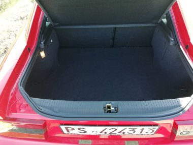 Pesaro - İtalya - 13 Şubat 2020: Yaşlı Opel Calibra