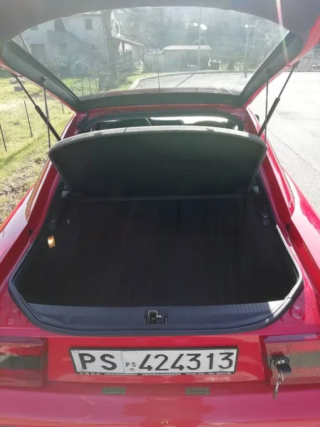 Pesaro - İtalya - 13 Şubat 2020: Yaşlı Opel Calibra