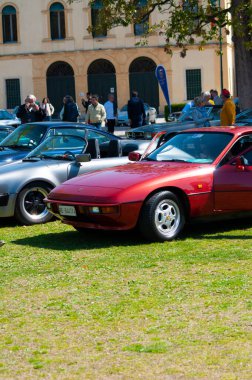 İTALYA, BARDOLINO - 10 Nisan 2022: İtalya 'da birkaç Youngtimer arabası