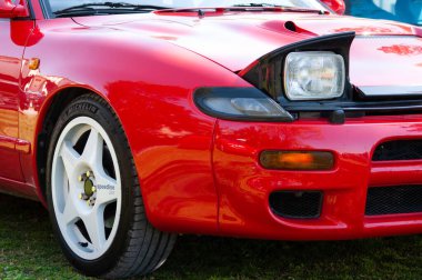 ITALY, BARDOLINO - 10 Nisan 2022: Youngtimer İtalya 'da birkaç lancia 4wd martini ve toyota celica 4wd ve ferrari
