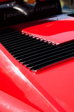 ITALY, BARDOLINO - 10 NİSAN 2022: Dikiz aynası ve Logo Ferrari Spor Araba. Ferrari İtalyan spor arabasıdır, seçici odaklanma.