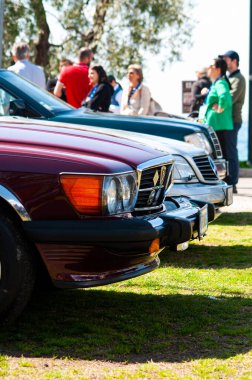 İTALYA, BARDOLINO - 10 Nisan 2022: İtalya 'da birkaç Youngtimer Carmercedes pagoda