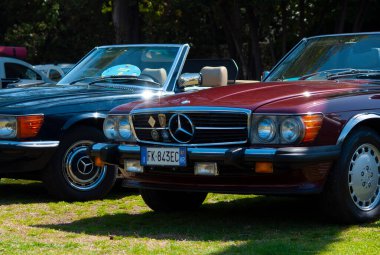 İTALYA, BARDOLINO - 10 Nisan 2022: İtalya 'da birkaç Youngtimer Carmercedes pagoda