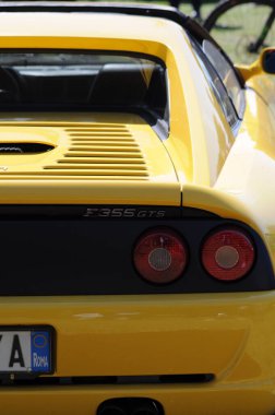 İTALYA, BARDOLINO - 10 Nisan 2022: ferrari f355 gts sarı sergi