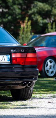 ITALY, BARDOLINO - 10 Nisan 2022: BMW E31 840Ci, parlak ve parlak eski klasik otomobil