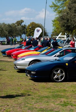 İTALYA, BARDOLINO - 10 Nisan 2022: Youngtimer İtalya 'da birkaç ferrari