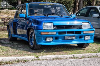 İTALYA, BARDOLINO - 10 Nisan 2022: RENAULT 5 GT TURBO eski yarış arabası rallisi