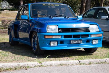 İTALYA, BARDOLINO - 10 Nisan 2022: RENAULT 5 GT TURBO eski yarış arabası rallisi