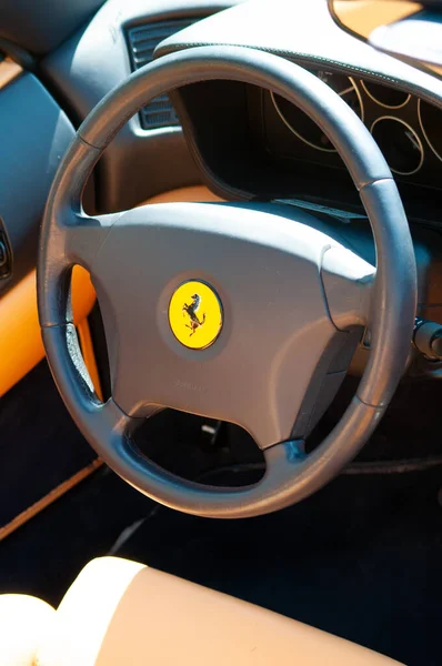 Itália Bardolino Abril 2022 Close Espelho Visão Lateral Logotipo Ferrari — Fotografia de Stock