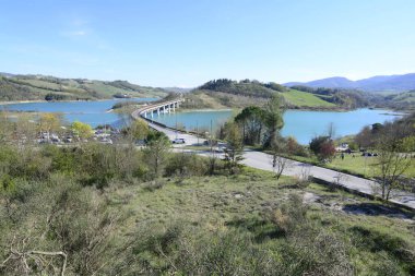 Marş bölgesindeki Cingoli Gölü 'nün güzel manzarası