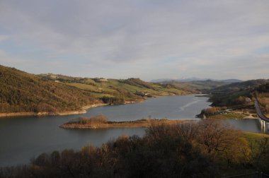 Marş bölgesindeki Cingoli Gölü 'nün güzel manzarası