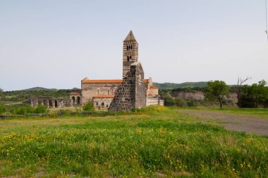 Saccargia 'nın Kutsal Üçlemesi Bazilikası, Sassari ilinin Codrongianos belediyesinde bulunan ve Sardunya' nın bu stildeki en önemli başarılarından biri olan Roma tarzı bir kilisedir.