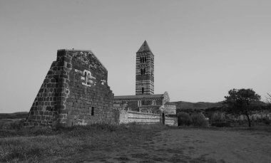 Saccargia 'nın Kutsal Üçlemesi Bazilikası, Sassari ilinin Codrongianos belediyesinde bulunan ve Sardunya' nın bu stildeki en önemli başarılarından biri olan Roma tarzı bir kilisedir.