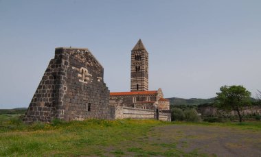 Saccargia 'nın Kutsal Üçlemesi Bazilikası, Sassari ilinin Codrongianos belediyesinde bulunan ve Sardunya' nın bu stildeki en önemli başarılarından biri olan Roma tarzı bir kilisedir.
