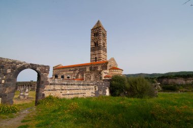 Saccargia 'nın Kutsal Üçlemesi Bazilikası, Sassari ilinin Codrongianos belediyesinde bulunan ve Sardunya' nın bu stildeki en önemli başarılarından biri olan Roma tarzı bir kilisedir.