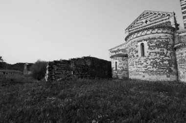 Saccargia 'nın Kutsal Üçlemesi Bazilikası, Sassari ilinin Codrongianos belediyesinde bulunan ve Sardunya' nın bu stildeki en önemli başarılarından biri olan Roma tarzı bir kilisedir.