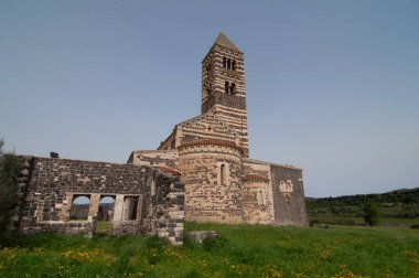 Saccargia 'nın Kutsal Üçlemesi Bazilikası, Sassari ilinin Codrongianos belediyesinde bulunan ve Sardunya' nın bu stildeki en önemli başarılarından biri olan Roma tarzı bir kilisedir.