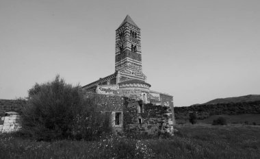 Saccargia 'nın Kutsal Üçlemesi Bazilikası, Sassari ilinin Codrongianos belediyesinde bulunan ve Sardunya' nın bu stildeki en önemli başarılarından biri olan Roma tarzı bir kilisedir.