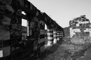 Saccargia 'nın Kutsal Üçlemesi Bazilikası, Sassari ilinin Codrongianos belediyesinde bulunan ve Sardunya' nın bu stildeki en önemli başarılarından biri olan Roma tarzı bir kilisedir.