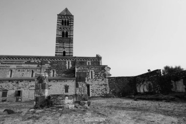 Saccargia 'nın Kutsal Üçlemesi Bazilikası, Sassari ilinin Codrongianos belediyesinde bulunan ve Sardunya' nın bu stildeki en önemli başarılarından biri olan Roma tarzı bir kilisedir.