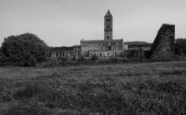 Saccargia 'nın Kutsal Üçlemesi Bazilikası, Sassari ilinin Codrongianos belediyesinde bulunan ve Sardunya' nın bu stildeki en önemli başarılarından biri olan Roma tarzı bir kilisedir.