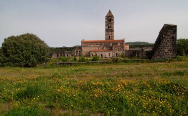 Saccargia 'nın Kutsal Üçlemesi Bazilikası, Sassari ilinin Codrongianos belediyesinde bulunan ve Sardunya' nın bu stildeki en önemli başarılarından biri olan Roma tarzı bir kilisedir.