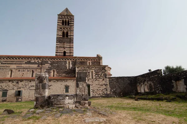 サカルジャの聖三位一体大聖堂は サルデーニャ島でこのスタイルの最も重要な成果の一つサッサリ州のコドロンギアノスの自治体に位置するロマネスク様式の教会です — ストック写真