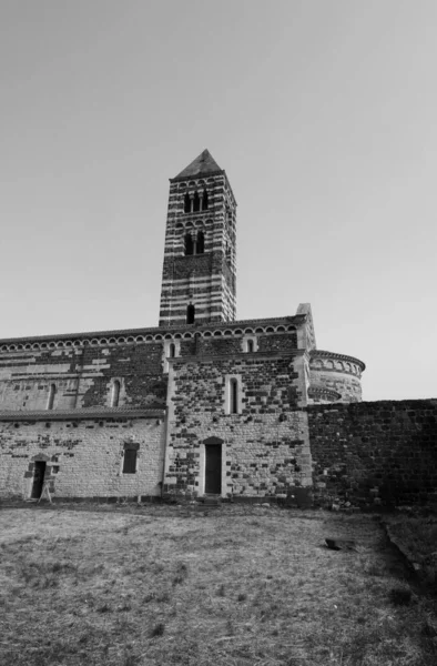 サカルジャの聖三位一体大聖堂は サルデーニャ島でこのスタイルの最も重要な成果の一つサッサリ州のコドロンギアノスの自治体に位置するロマネスク様式の教会です — ストック写真