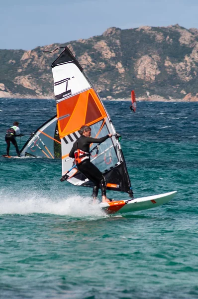 PORTO POLLLO - İTALYA - 24 Nisan 2020: SEA FRON MADALENA ADASI 'nda rüzgar sörfü faaliyetleri