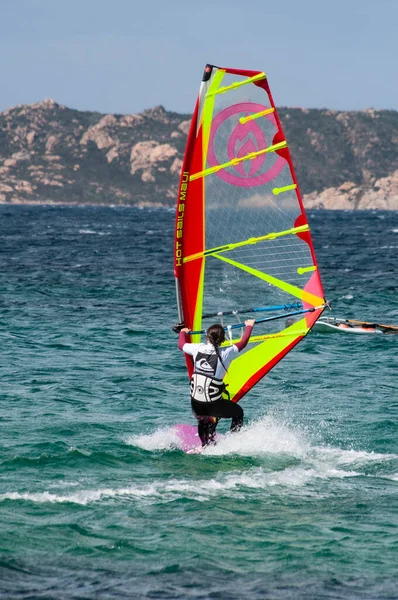 PORTO POLLLO - İTALYA - 24 Nisan 2020: SEA FRON MADALENA ADASI 'nda rüzgar sörfü faaliyetleri