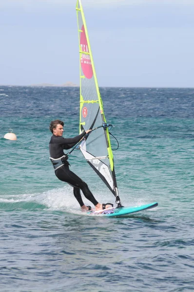 PORTO POLLLO - İTALYA - 24 Nisan 2020: SEA FRON MADALENA ADASI 'nda rüzgar sörfü faaliyetleri