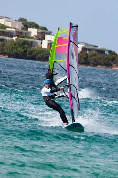 PORTO POLLLO - İTALYA - 24 Nisan 2020: SEA FRON MADALENA ADASI 'nda rüzgar sörfü faaliyetleri