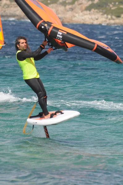 PORTO POLLO - İtalya - 24 Nisan 2020: SEA FROT MADDALENA PORTO POLLO 'DA Wing Foil faaliyetleri