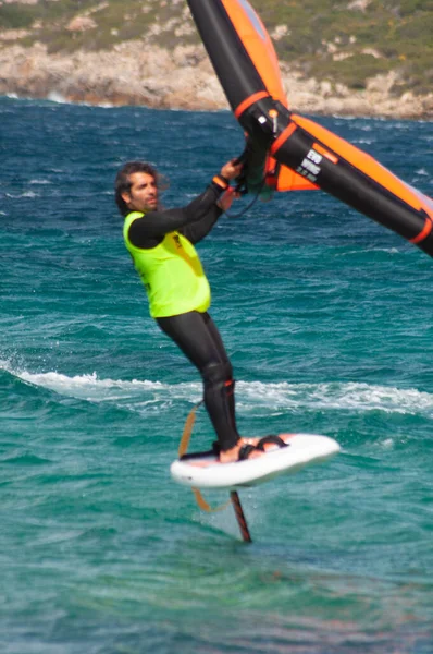 PORTO POLLO - İtalya - 24 Nisan 2020: SEA FROT MADDALENA PORTO POLLO 'DA Wing Foil faaliyetleri