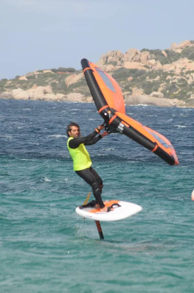 PORTO POLLO - İtalya - 24 Nisan 2020: SEA FROT MADDALENA PORTO POLLO 'DA Wing Foil faaliyetleri