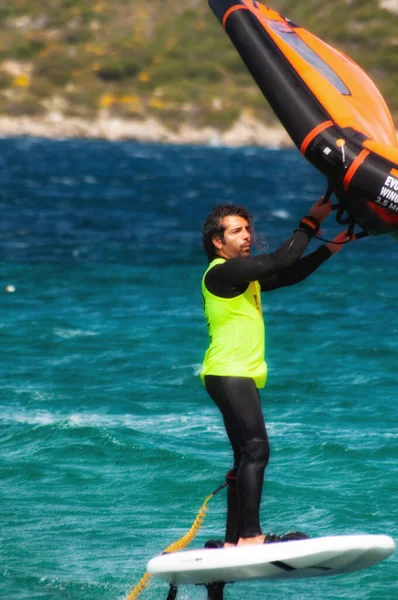 PORTO POLLO - İtalya - 24 Nisan 2020: SEA FROT MADDALENA PORTO POLLO 'DA Wing Foil faaliyetleri