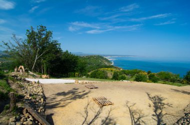 San Bartolo bölge parkı Marche bölgesi - süpürge ağaçları ve şeffaf yeşil deniz suyu.