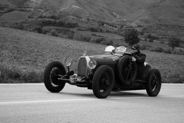 CAGLI, ITALY - OTT 24 - 2020: BUGATTI T37 A Mille Miglia 2020 rallisinde eski bir yarış arabası üzerine ünlü İtalyan tarihi yarışı (1927-1957))