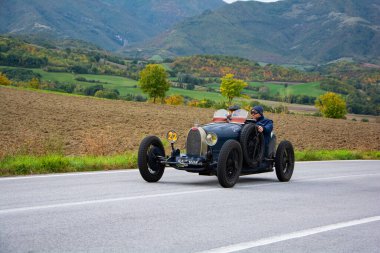 CAGLI, ITALY - OTT 24 - 2020: BUGATTI T37 A Mille Miglia 2020 rallisinde eski bir yarış arabası üzerine ünlü İtalyan tarihi yarışı (1927-1957))