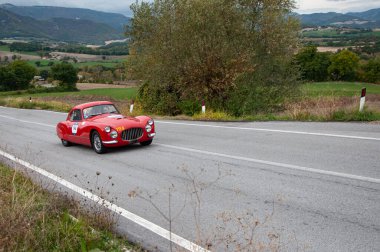 CAGLI, ITALY - OTT 24 - 2020: FIAT 8 V Mille Miglia 2020 rallisinde eski bir yarış arabası üzerinde ünlü İtalyan tarihi yarışı (1927-1957)