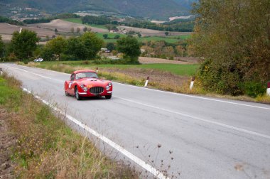 CAGLI, ITALY - OTT 24 - 2020: FIAT 8 V Mille Miglia 2020 rallisinde eski bir yarış arabası üzerinde ünlü İtalyan tarihi yarışı (1927-1957)