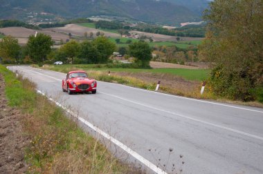 CAGLI, ITALY - OTT 24 - 2020: FIAT 8 V Mille Miglia 2020 rallisinde eski bir yarış arabası üzerinde ünlü İtalyan tarihi yarışı (1927-1957)