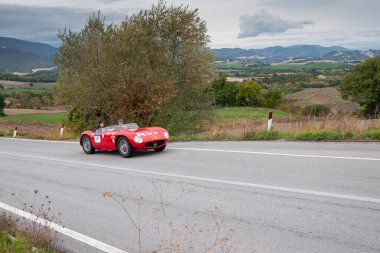 CAGLI, ITALY - OTT 24 - 2020: Mille Miglia 2020 rallisindeki eski bir yarış arabasında MASERATI 150S (1927-1957) ünlü İtalyan tarihi yarışı